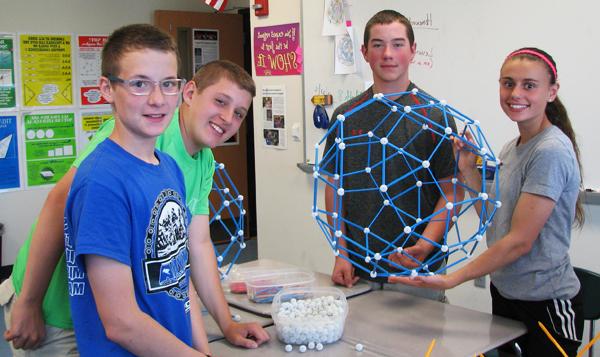 四个学生展示了结构的中心模块.