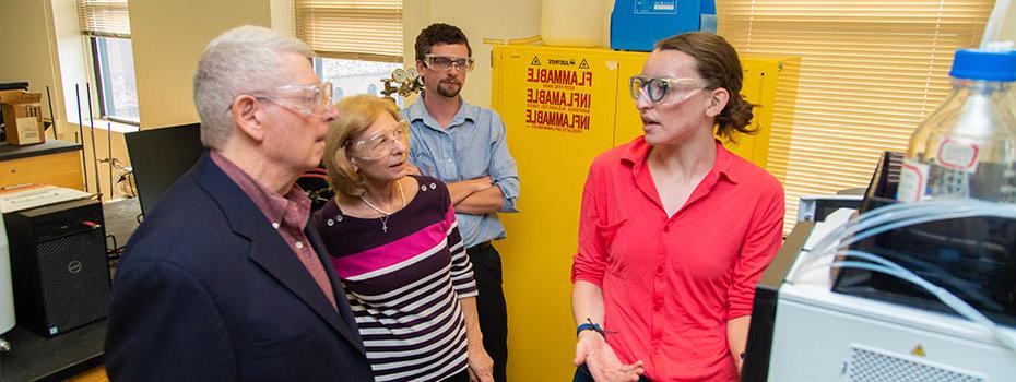科琳和丹尼尔·梅多诺维奇与凯蒂·海茨曼和斯科特·辛普森博士在化学研究实验室